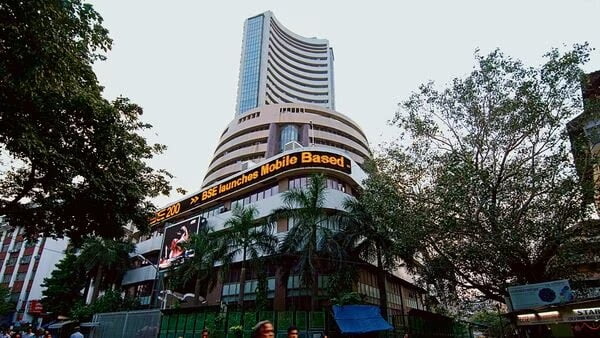 চেন্সেক্স(Sensex) ৮০০ পইণ্টতকৈ অধিক হ্ৰাস, এল এণ্ড টি (L&T) য়ে Nifty ক টানি আনে।