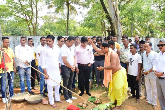 আজি গোৱালপাৰা জিলা ক্ৰীড়া সন্থাৰ ডি, এন, সিংহ ষ্টেডিয়ামত অসম ক্ৰিকেট সন্থাৰ দ্বাৰা অনুমোদিত ক্ৰিকেট পেভিলিয়নৰ ভুমি পুজন আৰু আধাৰশিলা উন্মোচন কৰা হয় ।