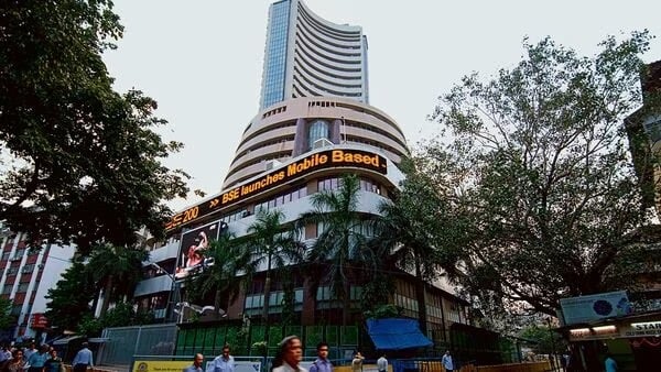 চেন্সেক্স(SENSEX) আৰু নিফটি(NIFTY)ৰ ট্ৰেডিং ফ্লেট, আনহাতে ফাৰ্মাৰ্ছৰ ষ্টকে ভাল প্ৰদৰ্শন কৰিছে।