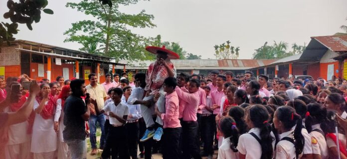 NEET পৰীক্ষাত স্থান লাভ কৰা মেধাৱী ছাত্ৰ-ছাত্ৰীক ঘৰে- ঘৰে গৈ সম্বৰ্ধনা ও উষ্ম আদৰণি জনায় ৰূপহীহাট সমষ্টিৰ বিধায়ক নুৰুল হুদাই।