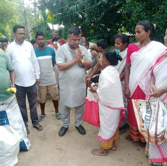 ডঃ অসীম কুমাৰ দাসৰ সহানুভূতি তথা বান সাহায্য প্ৰদান ৷