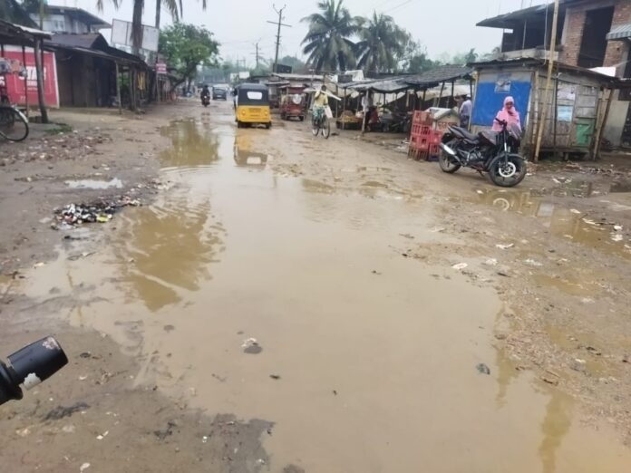 বিধ্বস্ত পথৰ বাবে জীয়াতু ভুগিছে ৰাইজে ,জুৰীয়াৰ দীঘলীআটিত জৰাজীৰ্ণ পথ মেৰামতিৰ দাবীত ৰাইজৰ তীব্ৰ প্ৰতিবাদ।