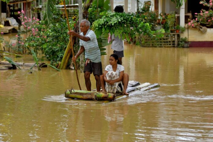 জুৰীয়াৰ সুতিৰপাৰৰ কেবাখনো ৰাজহ গাওঁ প্লাবিত ব্ৰহ্মপুত্ৰৰ বাঢ়নী পানীত।