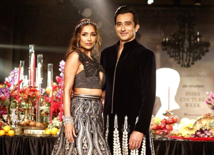 FDCI Couture Week: মালাইকাই চিদ্দাৰ্থ টাইটলাৰৰ ক’লা আৰু সোণালী লেহেংগাত চকু কপালত তুলিছে ।