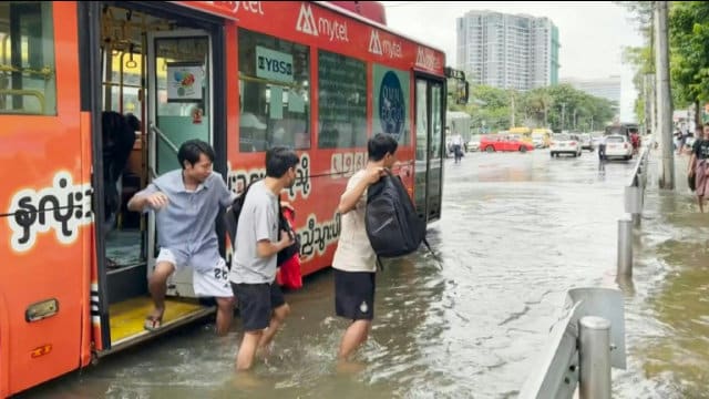 বানপানীৰ ফলত ম্যানমাৰত ঘাইপথৰ যাতায়ত ব্যাহত ।