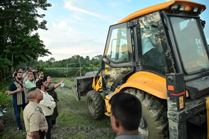 বানৰ কৱলত পৰা জিলাখনৰ লাওখোৱা, বুঢ়াচাপৰি বন্যপ্ৰাণী অভয়াৰণ্যৰ পৰা ওলাই অহা এটা বয়সস্থ ঢেঁকীয়াপতীয়া বাঘে বিগত কেইদিনে বিভিন্ন অঞ্চলত সন্ত্ৰাসৰ সৃষ্টি কৰিছে।