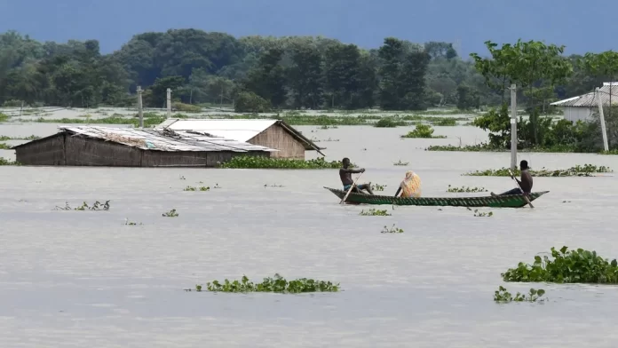 কলিয়াবৰৰ হাতীমূৰা মাথাউৰি ভঙাৰ ফলত কলঙেদি অহা বাঢ়নী পানীয়ে ৰাইজক আতংকিত কৰাৰ লগতে দুখ দুৰ্দশাই আগুৰি ধৰিছে।