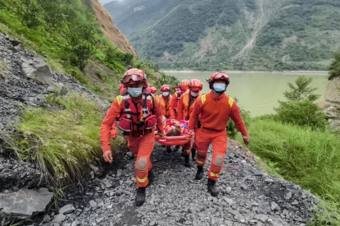 ক্ষন্তেকীয়া বানপানী আৰু বোকা খহনীয়াৰ পিছতে উদ্ধাৰকাৰী দল প্ৰেৰণ কৰা হয় চীনৰ ছিচুয়ানলৈ।