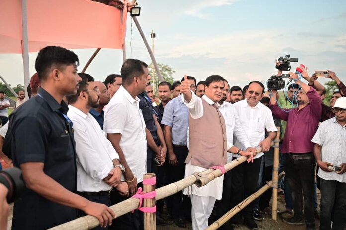 ব্ৰহ্মপুত্ৰৰ বাঢ়নী পানীৰ ফলত ক্ষতিগ্ৰস্ত হোৱা নগাঁও জিলাৰ কলিয়াবৰ হাতীমূৰা স্থিত মথাউৰি পৰিদৰ্শন।