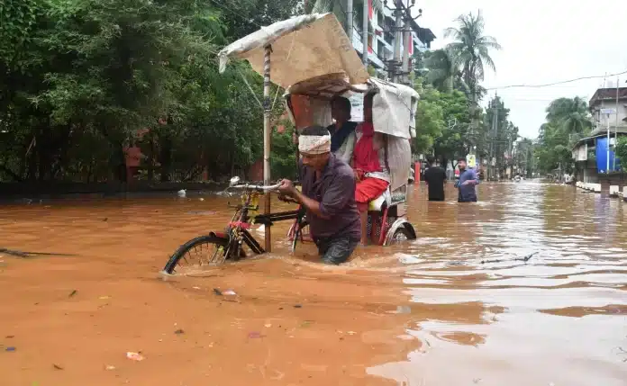 ধাৰাসাৰ বৰষুণৰ ফলত গুৱাহাটীত ভয়াৱহ পানী জমা হয়৷