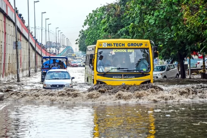 প্ৰচণ্ড বৰষুণৰ ফলত ওড়িশা, হাজাৰ হাজাৰ লোক ক্ষতিগ্ৰস্ত।